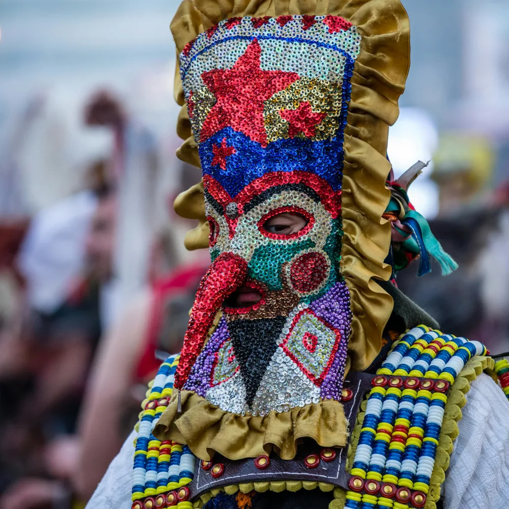 Trajes e Acessórios Perfeitos para uma Festa Tropical