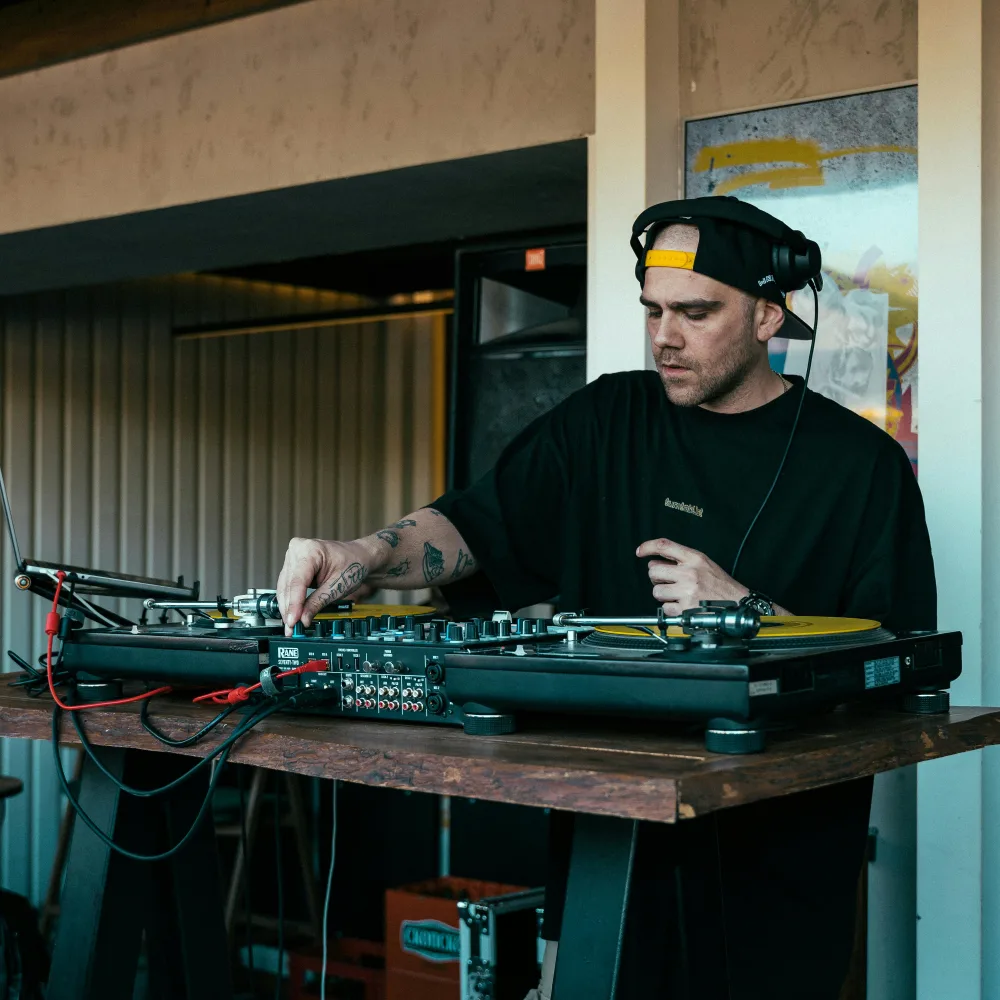 Como Integrar o DJ com Outros Elementos da Festa