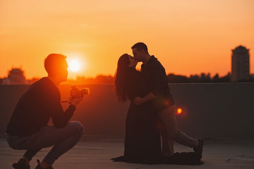 Ensaio de casal ao pôr do sol em rooftop para Dia dos Namorados