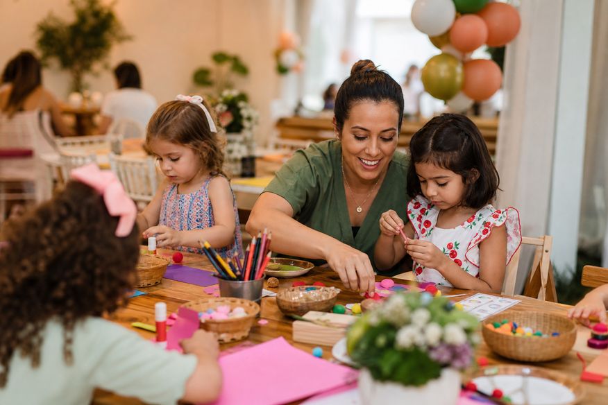 Oficina criativa em festa infantil.
