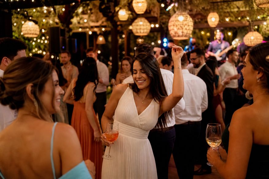 Banda toca em recepção de casamento.