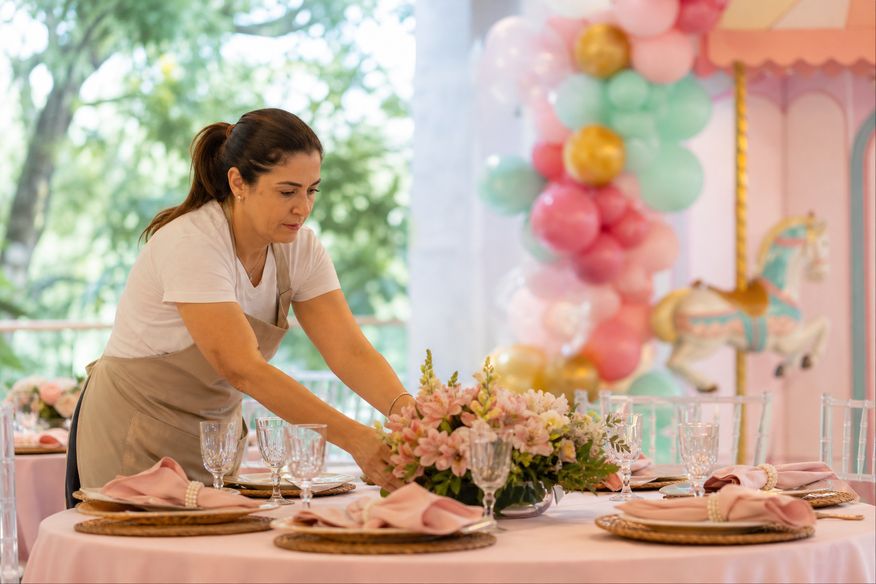 Salão infantil decorado com espaço para brincar.