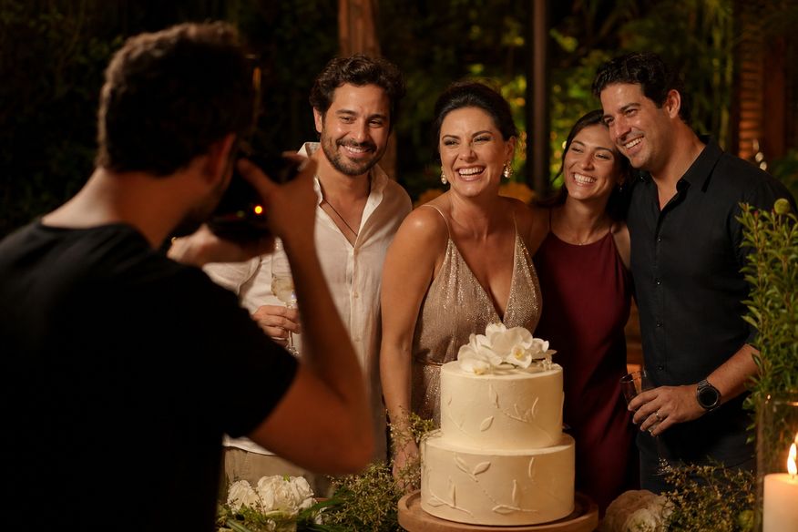 Cliente e fotógrafo analisam referências para uma festa.