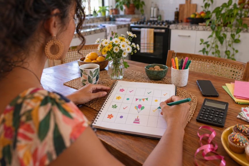 Organizadora revisa o cronograma de quatro semanas ao lado de calendário e flores