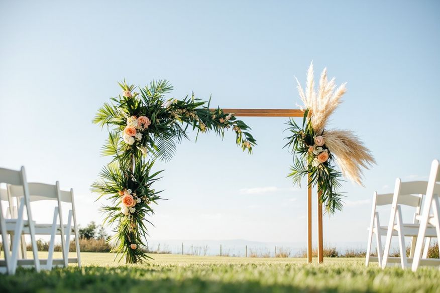 Arco de cerimônia de casamento ao ar livre decorado com folhagens tropicais e rosas